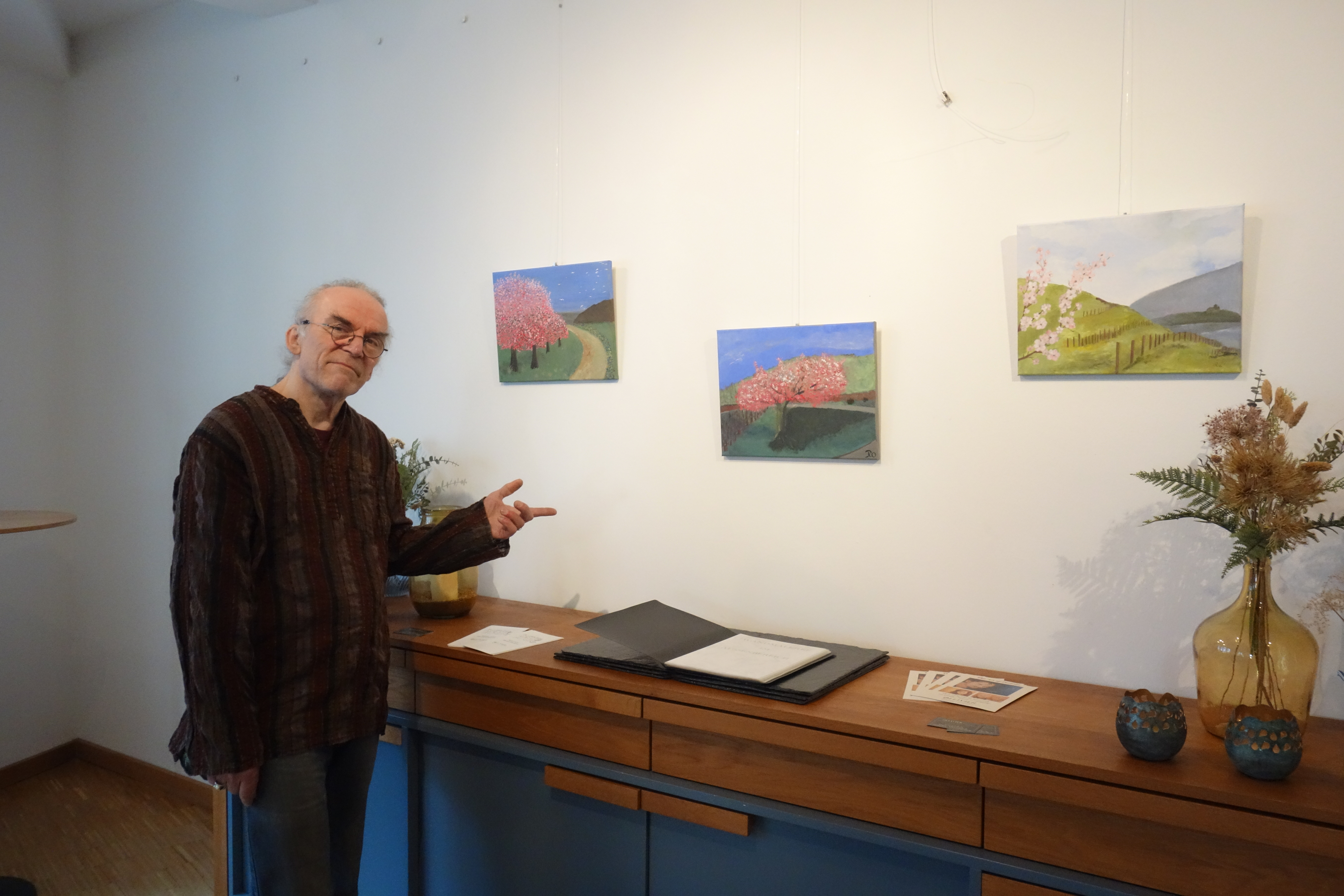 Der Dozent Jean-Luc Ollivier mit drei Bildern.